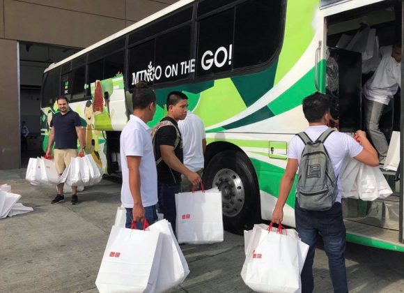 Uniqlo and Mingo on the go! Uniqlo and Mingo on the go!