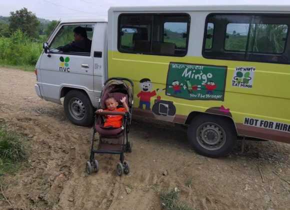 Mingo van serves as Santa’s sleigh for Rene Boy Mingo van serves as Santa’s sleigh for Rene Boy