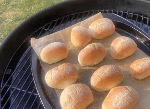 Bread transforms into fish, rice, vegetables and Mingo to feed the hungry Bread transforms into fish, rice, vegetables and Mingo to feed the hungry