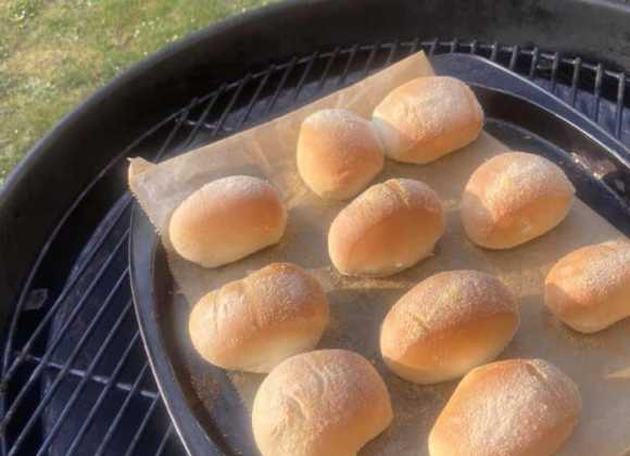 Bread transforms into fish, rice, vegetables and Mingo to feed the hungry